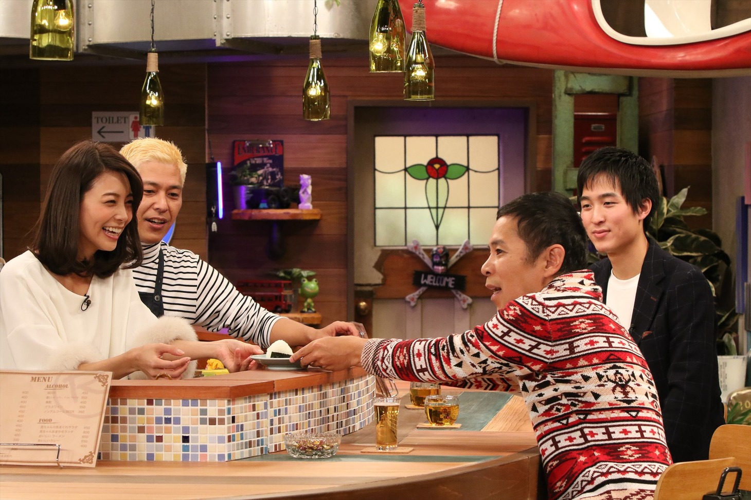 「おかべろ」に出演する（左から）相武紗季、ロンドンブーツ1号2号・田村亮、ナインティナイン岡村、相武紗季のマネージャー。(c)関西テレビ