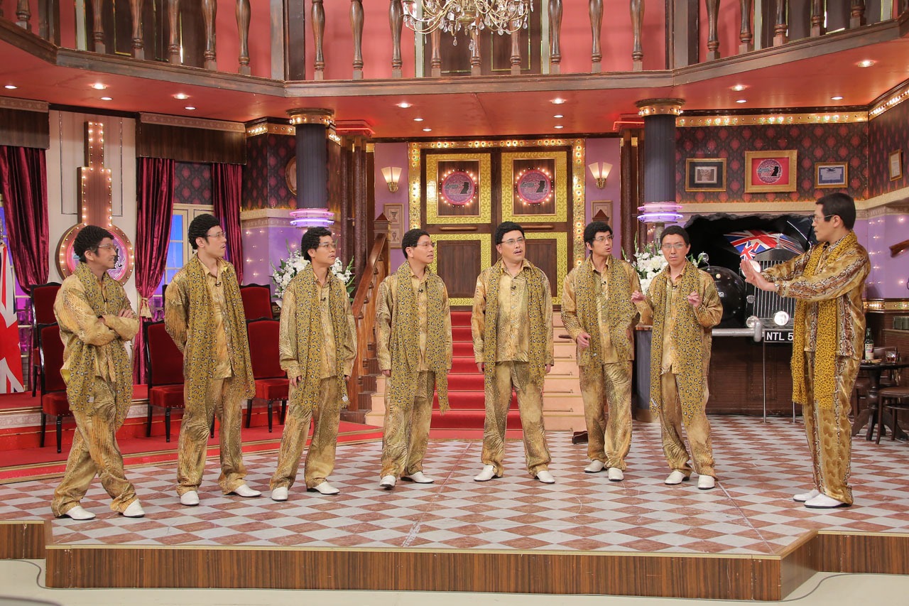 ピコ太郎とピコ太郎の衣装に身を包んだしゃべくりメンバー。(c)日本テレビ