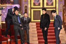 小栗旬のモノマネを披露する土佐兄弟・有輝（右端）と小栗旬。(c)日本テレビ