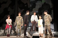 「サバイバーズ・ギルト＆シェイム」のフォトコールの様子。