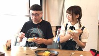 「イジリー岡田の満足マンゾウカレー」をカリガリと共同開発したイジリー岡田（左）。