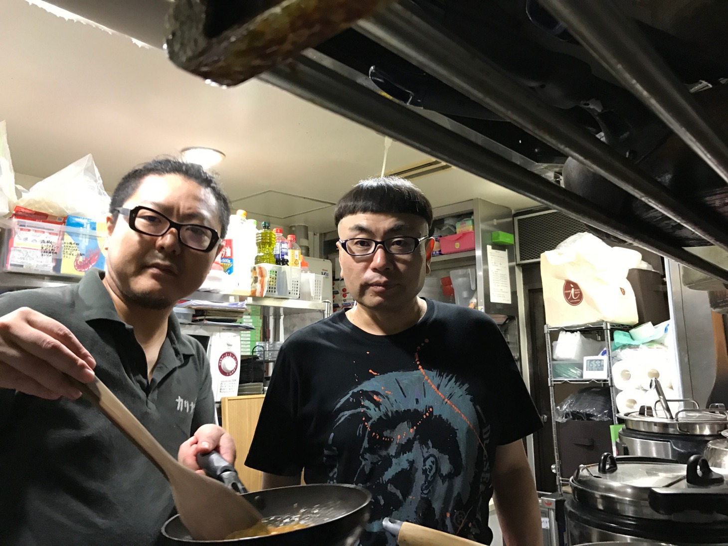 「イジリー岡田の満足マンゾウカレー」をカリガリと共同開発したイジリー岡田（右）。