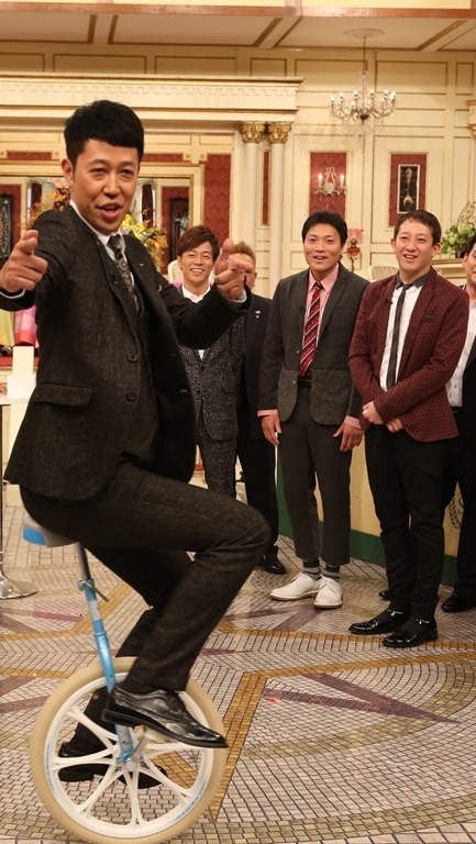 「ビストロSMAP」で一輪車に乗る小籔千豊（左）。(c)フジテレビ