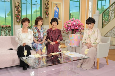 (左から)平野レミ、清水ミチコ、森山良子、黒柳徹子。(c)テレビ朝日