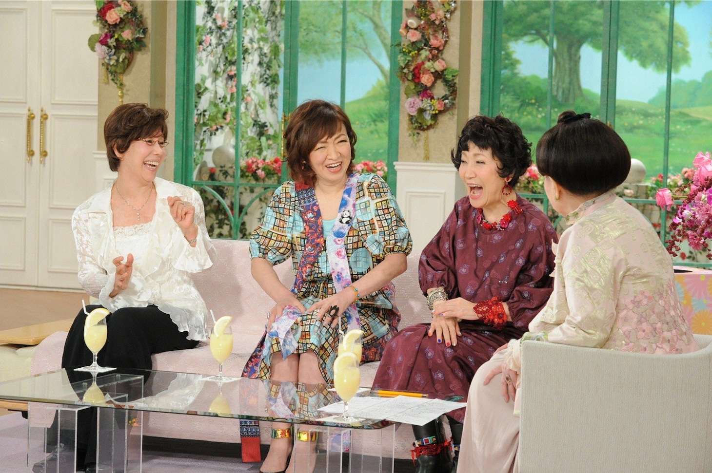「徹子の部屋」に出演する（左から）平野レミ、清水ミチコ、森山良子、黒柳徹子。(c)テレビ朝日