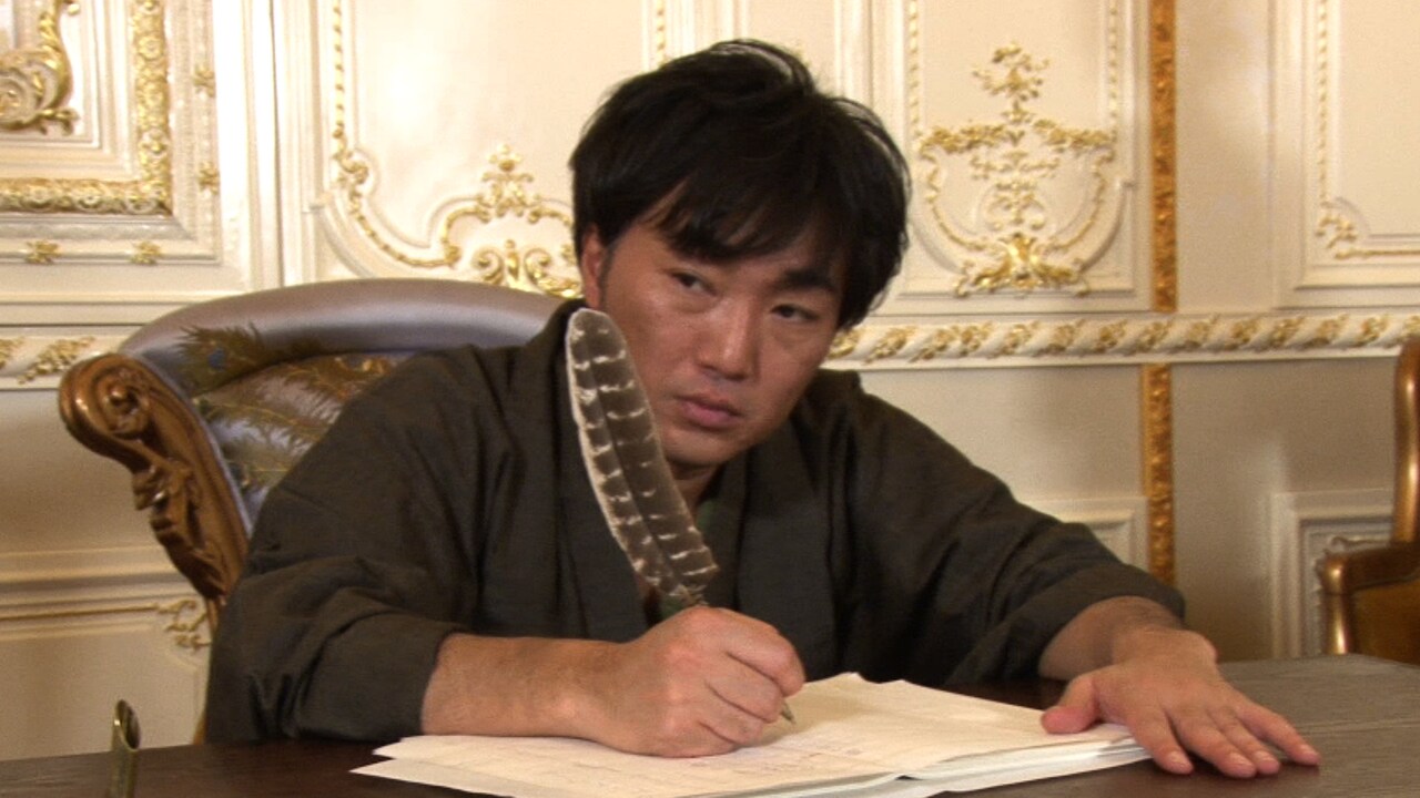 台本を執筆するスピードワゴン小沢。(c)日本テレビ