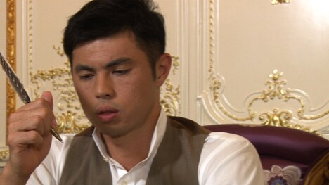 台本を執筆する小島よしお。(c)日本テレビ