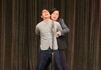 ピーマンズスタンダード吉田を羽交い締めにする井下好井・好井。