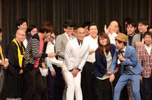 股間を押さえてみせる錦鯉・長谷川。