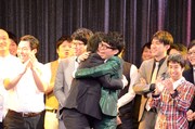 抱き合って喜ぶ囲碁将棋・文田とヤーレンズ出井。