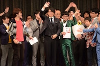 優勝した囲碁将棋・文田とヤーレンズ出井のコンビ（中央）。