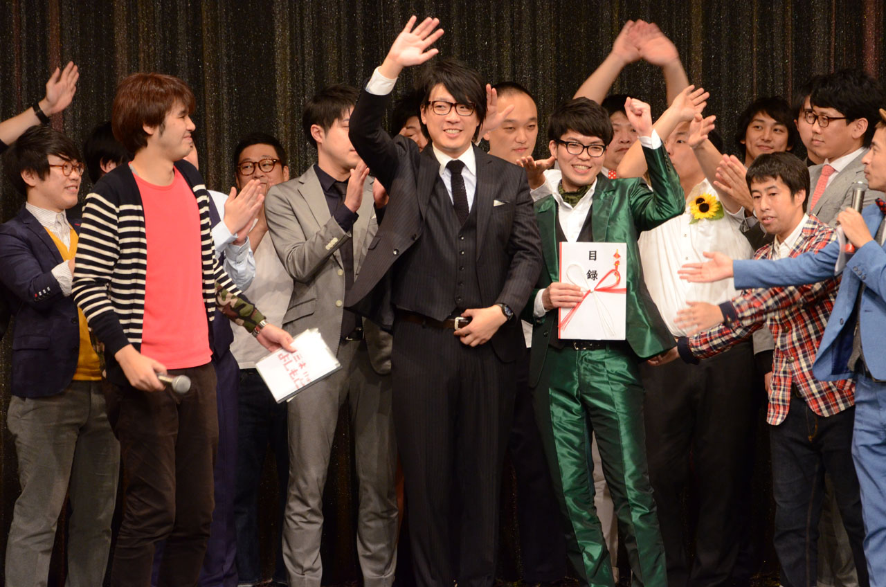 優勝した囲碁将棋・文田とヤーレンズ出井のコンビ（中央）。