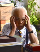 ユニバーサル広告社・社長の石井を演じる小堺一機。(c)テレビ東京