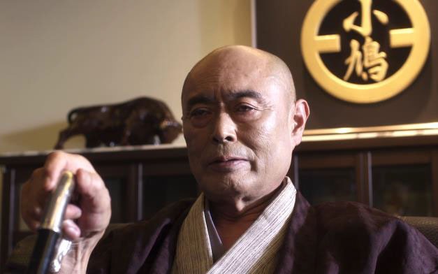 小鳩組の組長を演じる伊武雅刀。(c)テレビ東京