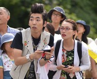 ユニバーサル広告社の社員を演じる柄本時生と臼田あさ美。(c)テレビ東京