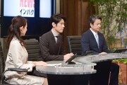 ネプチューン原田演じるニュースキャスター・鹿島吾郎（中央）。(c)NHK
