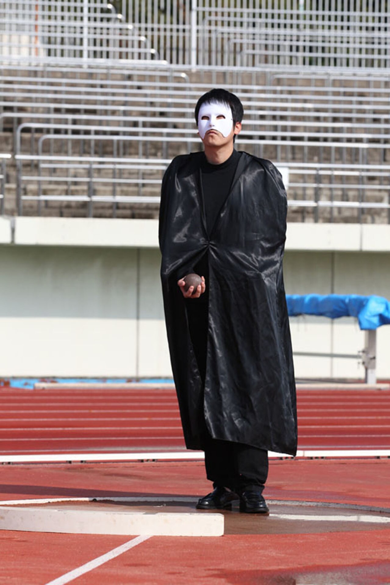 かまいたち濱家があのコント衣装で砲丸投げ「吉本陸上」初登場種目2.25ｍ走も