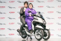 細川茂樹をうしろに乗せるメイプル超合金・安藤なつ。