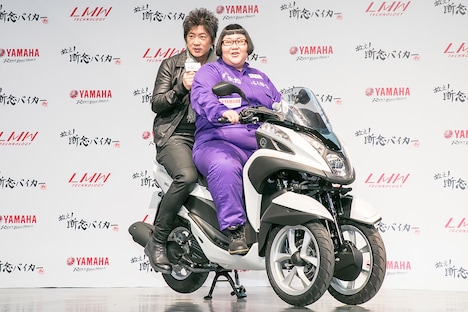 細川茂樹をうしろに乗せるメイプル超合金・安藤なつ。