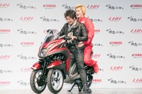 細川茂樹を前に乗せるメイプル超合金・カズレーザー。