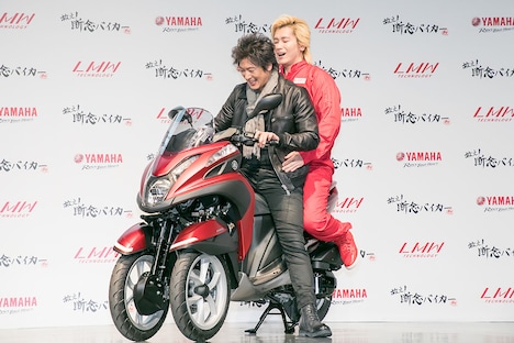 細川茂樹を前に乗せるメイプル超合金・カズレーザー。