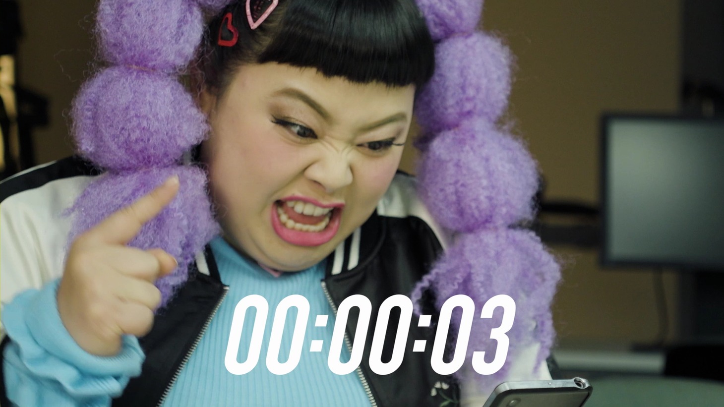 動画「CYBER WEEK HYPER SALE『どこにいてもビッグチャンスが迫りくる』編」のワンシーン。
