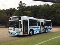 「ガースー黒光り科学研究所」のロゴが入ったバス。