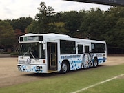 「ガースー黒光り科学研究所」のロゴが入ったバス。