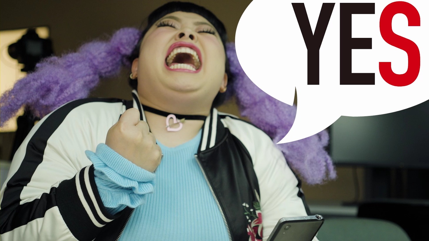 動画「CYBER WEEK HYPER SALE『どこにいてもビッグチャンスが迫りくる』編」のワンシーン。