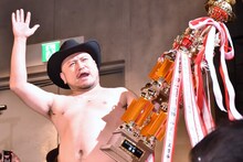 客席後方より入場するハリウッドザコシショウ。