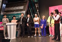 はりけ～んずらとのトークを展開するマツモトクラブ（右端）。