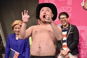 「誇張しすぎたピコ太郎のPPAP」を披露するハリウッドザコシショウ。