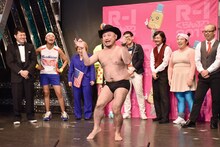 「『R-1ぐらんぷり2017』やります記者会見」で「誇張しすぎたピコ太郎のPPAP」を披露するハリウッドザコシショウ（中央）。