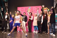 サンシャイン池崎（手前）の号令で「M-1ぐらんぷり2017」へ気合を入れる芸人たち。