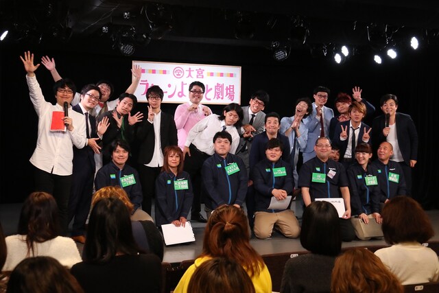 「めざせ！Famiポート チケット販売枚数NO.1」の“応援店舗ドラフト会議”に出席した大宮セブンのメンバーとファミリーマートの店長たち。