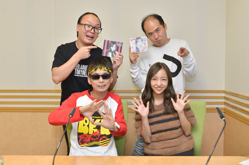 トレンディエンジェル（後列）とゲストのバイク川崎バイク、板野友美（前列左から）。(c)文化放送