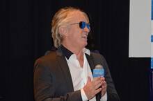 永野のネタに拍手を送るクリスチャン・リース・ラッセン。