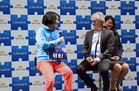 トーク中の（左から）永野、クリスチャン・リース・ラッセン。