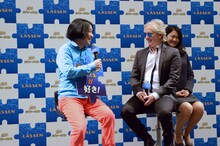 トーク中の（左から）永野、クリスチャン・リース・ラッセン。