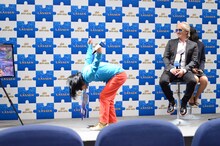 永野（左）のネタを見守るクリスチャン・リース・ラッセン（右）。