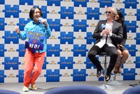 永野（左）のネタを見守るクリスチャン・リース・ラッセン（右）。