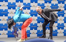 一緒にネタを披露する（左から）永野、クリスチャン・リース・ラッセン。