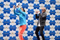 一緒にネタを披露する（左から）永野、クリスチャン・リース・ラッセン。