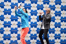 一緒にネタを披露する（左から）永野、クリスチャン・リース・ラッセン。