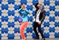 一緒にネタを披露する（左から）永野、クリスチャン・リース・ラッセン。