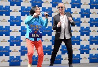 一緒にネタを披露する（左から）永野、クリスチャン・リース・ラッセン。