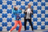 一緒にネタを披露する（左から）永野、クリスチャン・リース・ラッセン。