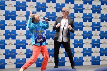 一緒にネタを披露する（左から）永野、クリスチャン・リース・ラッセン。