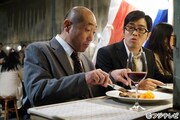 「木曜劇場『Chef～三ツ星の給食～』」にゲスト出演する（左から）ずん・やす、ドランクドラゴン鈴木。