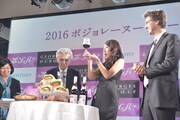「ボジョレーヌーヴォー」を試飲する横澤夏子（右から2人目）。